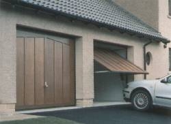 Billeno1.jpg - Billenő kapu, fa borítással.