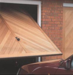 Billeno2.jpg - Billenő kapu, fa borítással.