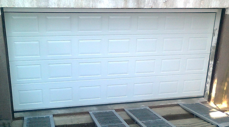 ketallasos.jpg - QUADRA  kétállásos szekciós garázskapu. (alapszínben.)