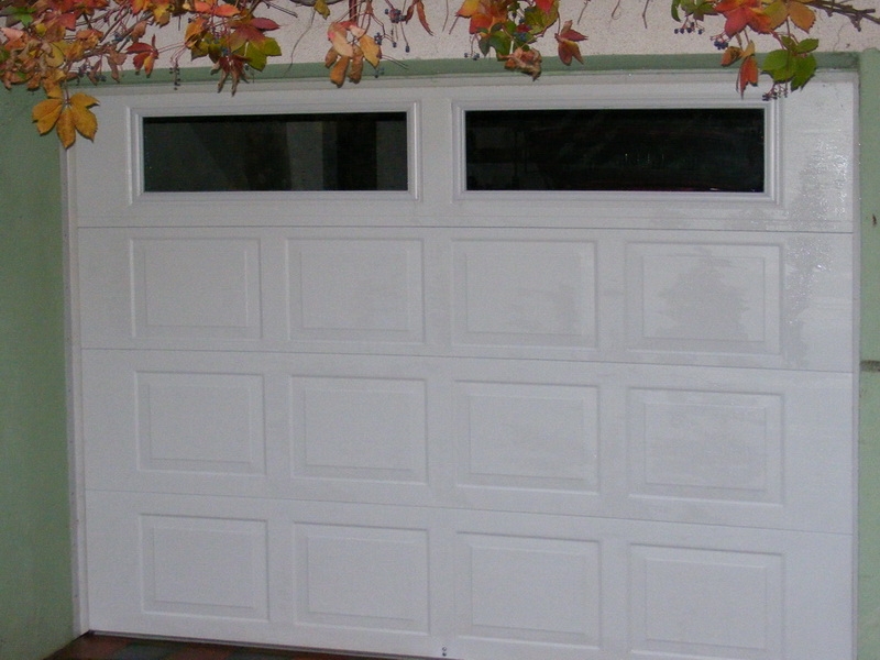 raynor_ablakkal.jpg - RAYNOR kazettás, szekciós garázskapu.