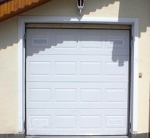 Szekcios Q3.jpg - QUADRA szekciós garázskapu alapszínben. (A felső és alsó panelben szellőző ráccsal.)