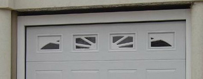 Ablakos kapu, körben acél segédkerettel Ablakos kapu, körben acél segédkerettel