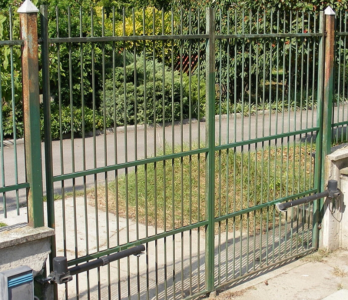 Elso_szarnyas_'94bol.jpg - Az első szárnyas kapu automatika 1994-ből. CAME LOCK
