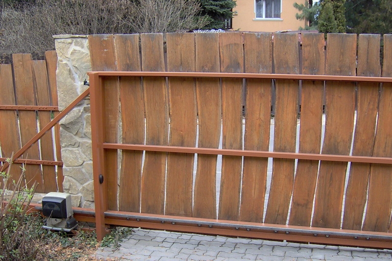 deszkazott_tolo1.jpg - Tolókapu automatika CAME BX.