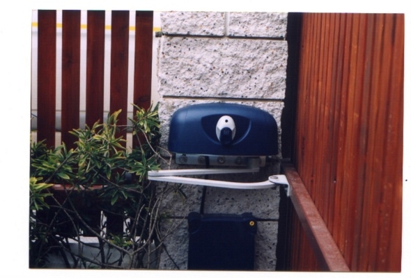 nice_hyppo.jpg - Vastag kapu pillérekhez tervezett csuklós karos automatika. 
NICE HYPPO nyitott állapotban.