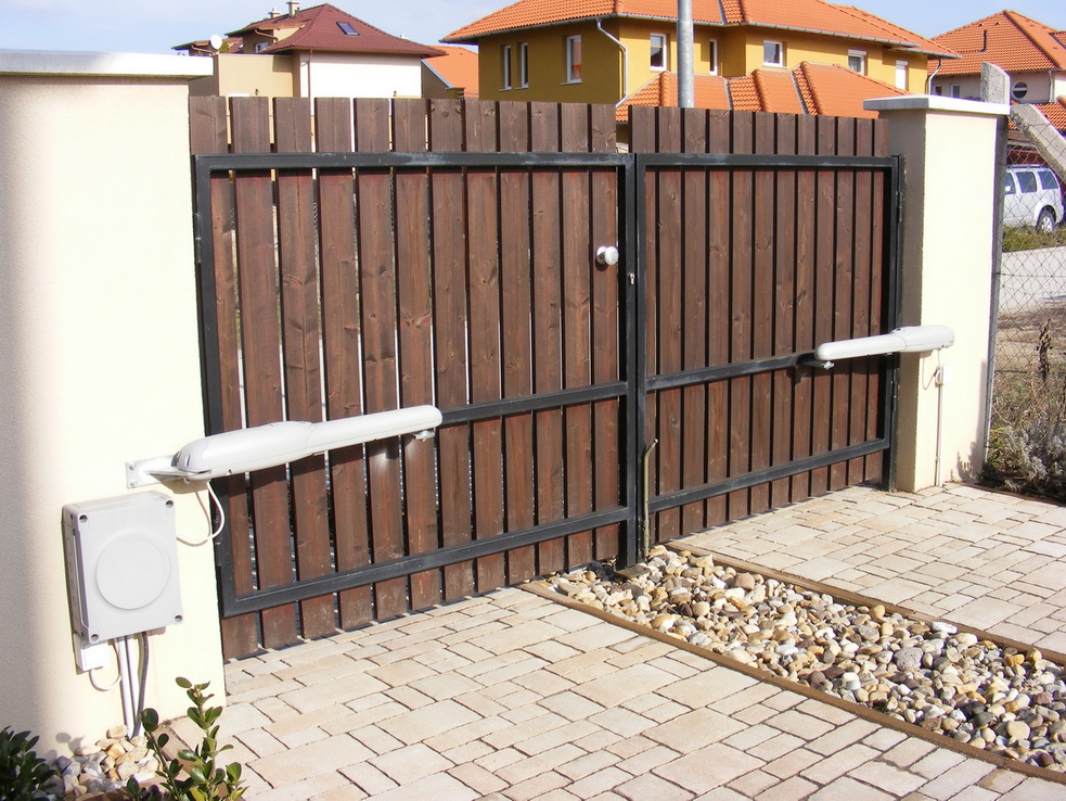gate-auto-3.jpg - Fa borítású kétszárnyú kapu. Térszín alatti automatika.